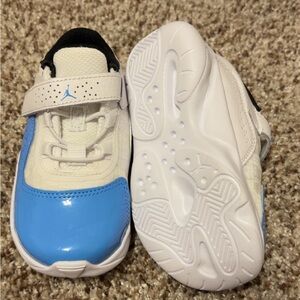 Nike Kids Sneakers in Blue and White
